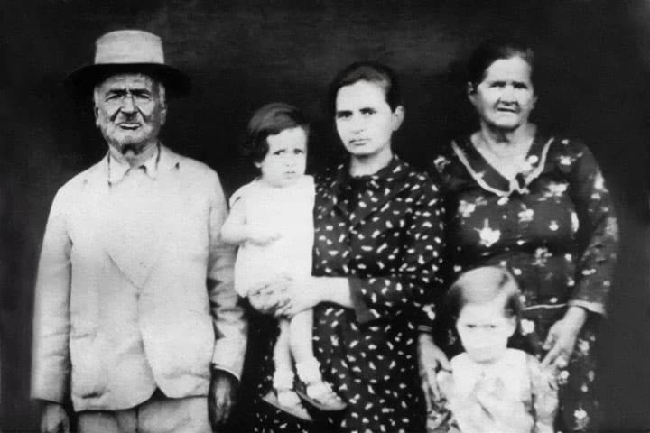 Pr. Joaquim Gonçalves com sua mãe Maria Flora, sua irmã Francelina e seus avós maternos.