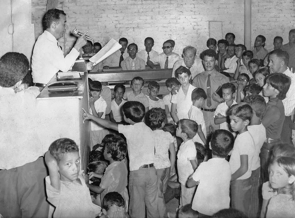 Pr. Joaquim Gonçalves lendo a Mensagem do Profeta à igreja em 1977.